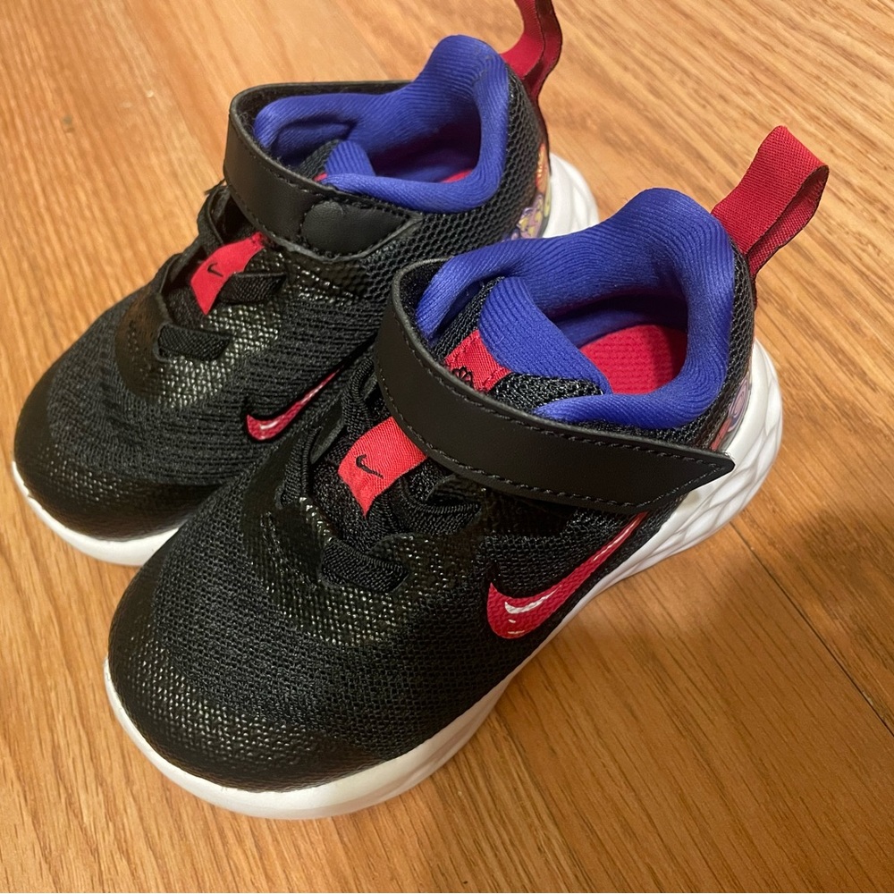 Size 6C Nike revolution.